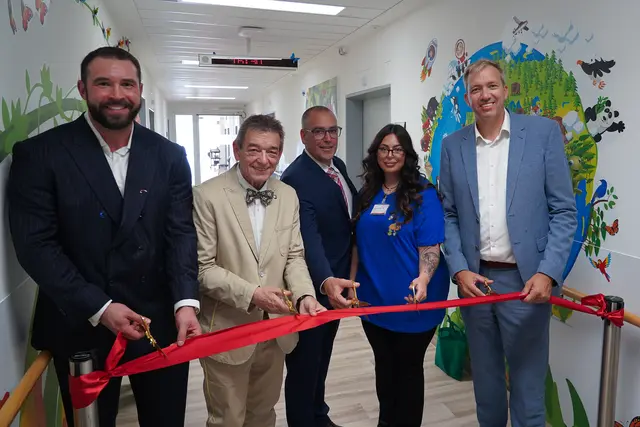 Jetzt ist die Kinderklinik Marl offiziell eröffnet – Andreas Schlüter, Erster Hauptgeschäftsführer (CEO) der Knappschaft Kliniken GmbH, Stationsleitung Janina Heisterkamp, Chefarzt Dr. Andreas Wemhöner, Bürgermeister Werner Arndt und Niklas Karwath, Geschäftsführer der Knappschaft Kliniken Vest GmbH durchschneiden das rote Band (v.re.).
© Knappschaft Kliniken Vest GmbH - Jetzt ist die Kinderklinik Marl offiziell eröffnet – Andreas Schlüter, Erster Hauptgeschäftsführer (CEO) der Knappschaft Kliniken GmbH, Stationsleitung Janina Heisterkamp, Chefarzt Dr. Andreas Wemhöner, Bürgermeister Werner Arndt und Niklas Karwath, Geschäftsführer der Knappschaft Kliniken Vest GmbH durchschneiden das rote Band (v.re.).
 | Foto: Foto: Kliniken Vest GmbH 