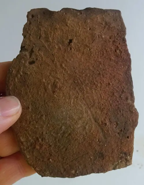 Typische Randscherbe aus der Eisenzeit. Die Einkerbungen auf dem Rand oben rühren von Fingereindrücken her.
Foto: LWL-Archäologie für Westfalen/M. Baales