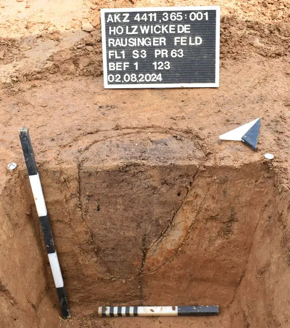 Die Pfostengruben der jungsteinzeitlichen Häuser reichten teils noch tief in den Boden.
Foto: LQ Archäologie/N. Madrigal