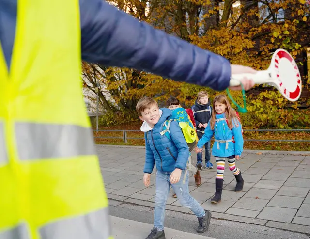Das richtige Verhalten auf dem Weg zur Schule kann trainiert werden. Auch die örtliche Polizei unterstützt dabei. Foto: ADAC Stefanie Aumiller