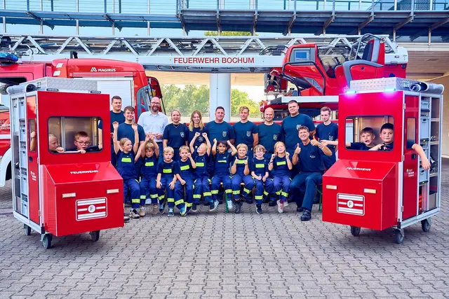 Große strahlende Augen, begeisterte "Feuerkids" und zwei tolle rote "Einsatzwagen"  | Foto: Feuerwehr Bochum