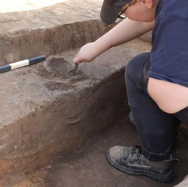 In manchen Gruben der Eisenzeit waren zahlreiche gut erhaltene Keramikscherben erhalten.
Foto: LQ Archäologie/C. Bariszlovich