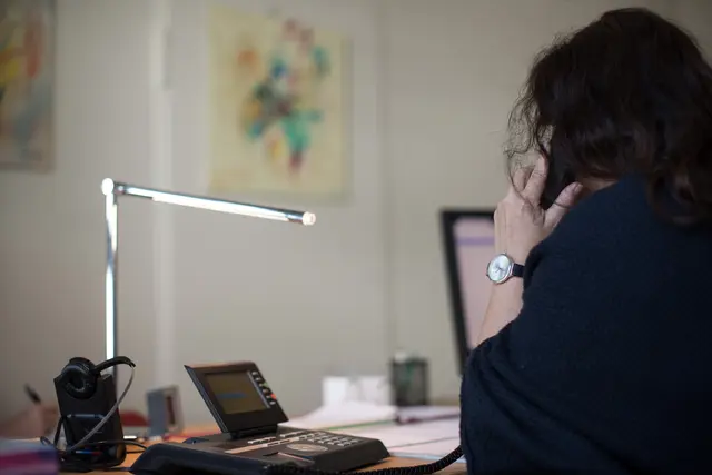 Das Foto zeigt eine Ehrenamtliche der ökumenischen Telefonseelsorge Duisburg Mülheim Oberhausen im Gespräch.
Foto: Rolf Schotsch
 