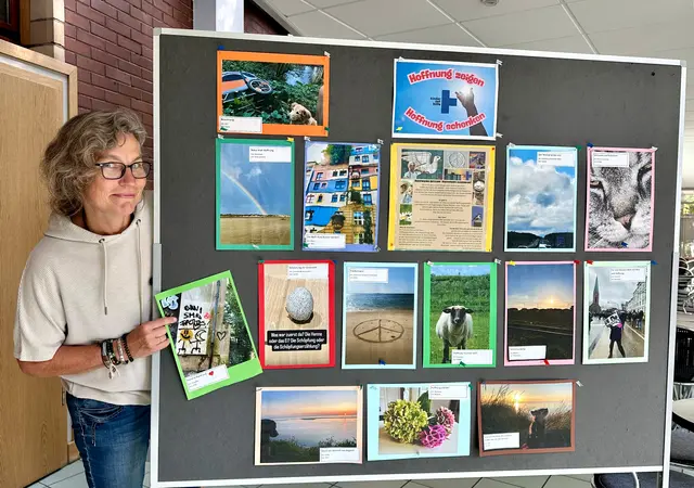 Das Foto zeigt Gemeindesekretärin Katja Hüther, die jetzt schon begeistert ist von der Kreativität der bisherigen Einsendungen zur Foto-Spenden-Aktion 2025.
Foto: www.kirche-meiderich.de
