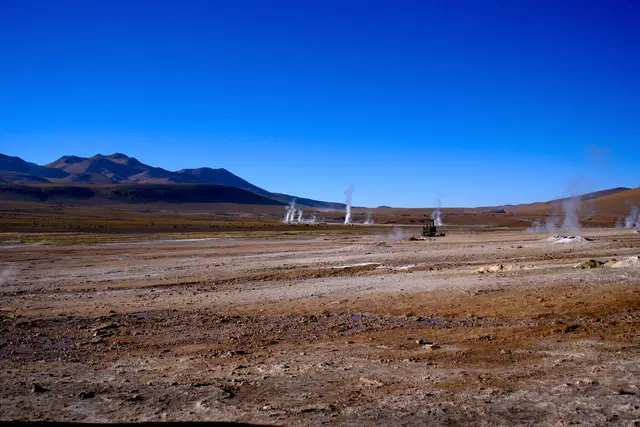 El Tatio Destillieranlage im Hintergrund