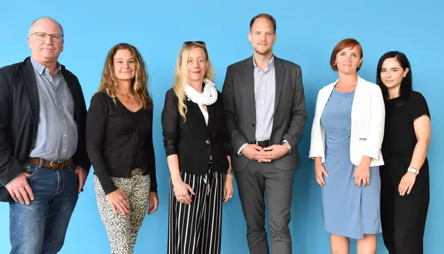 Gemeinsam weiter gegen Wohnungslosigkeit: Jörn Wegner, Yvonne Temminghoff, Heidrun Schulz-Rabenschlag (alle Diakonie Ruhr Mark), Joel Stieglitz (Abteilungsleiter Soziales), Natalia Keller (Fachbereichsleiterin Soziales, Gesundheit, Bildung und Integration) und Sultan Tokhi (alle Kreisverwaltung). Foto: UvK/Ennepe-Ruhr-Kreis