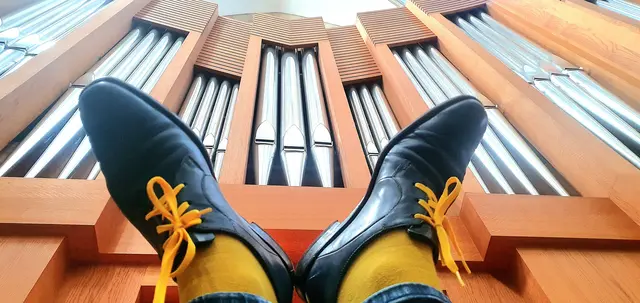 Dieses und das folgende Foto zeigen die Beine und Füße von Kirchenmusikdirektor Marcus Strümpe an der Orgel. Sie sind wie auch die Hände das Kapital des bekannten Organisten und Musikers. 
Foto: Strümpe
