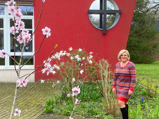 Das Foto zeigt Ehrenamtskoordinatorin Maria Hönes, die um Anmeldung für den „Chaka-Linedance“ bittet.
Foto: Daniel Drückes
