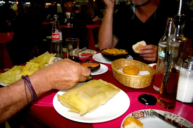 Humitas, Maisblätter gefüllt mit Pino-Rindfleisch, Rosinen, Ei und Oliven.