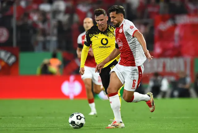 RWE-Torjäger Ahmet Arslan entwischt BVB-Nationalspieler Pascal Groß. | Foto: Thorsten Tillmann/FFS