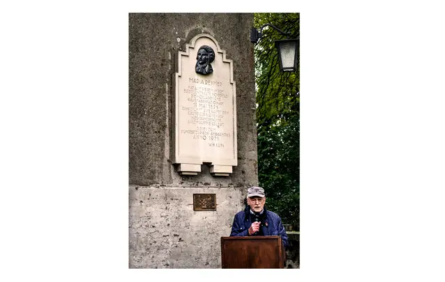 Der Leiter des Käsemuseums Roland Verheyen vor der Maria Reymer-Gedenktafel auf Gut Hogefeld.  | Foto: F. Mehring