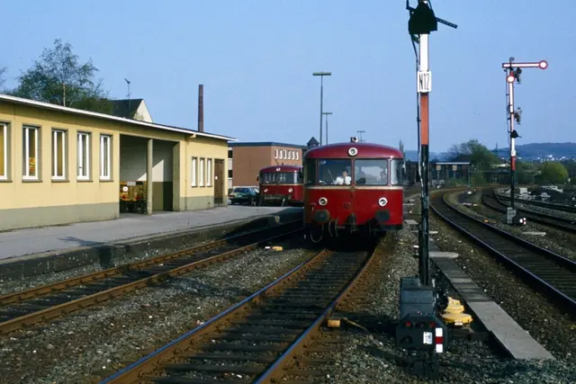 Einfahrt eines Schienenbusses der Baureihe VT 798 aus Richtung Menden nach Gleis 11 im April 1981. Im damaligen Stumpfgleis 61 ist ein weiterer Triebwagen der Baureihe VT 798 abgestellt. Foto: BSW Fröndenberg