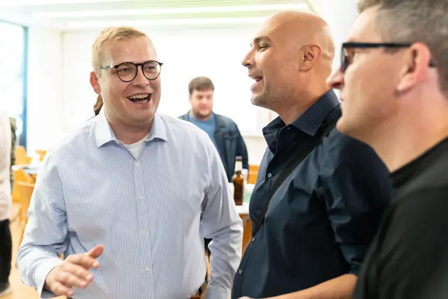 Gute Stimmung: SPD-Oberbürgermeiterkandidat Matthias Buschfeld möchte mit Bürgerinnen und Bürgern in Vonderort und Lehmkuhle reden. Hier tauschte er sich mit Piet Metzen vom Bottcast und Dennis Heeger von der Initiative "Zukunft Bottrop" aus. | Foto: SPD Bottrop