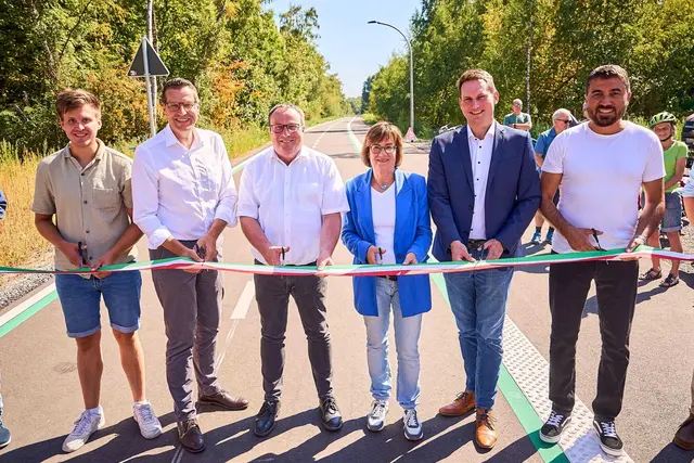 Gemeinsame Freigabe:  Max Lucks (MdB), Oberbürgermeister Thomas Eiskirch, Oliver Krischer (Minister für Umwelt, Naturschutz und Verkehr des Landes NRW),Dr. Petra Beckefeld (Technische Direktorin Straßen.NRW), Marc Westerhoff (Bezirksbürgermeister Wattenscheid), Serdar Yüksel (MdB)  | Foto: Stadt Bochum