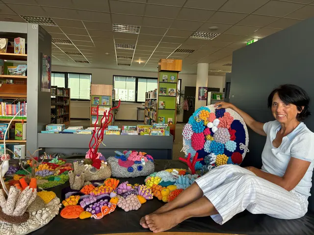 Künstlerin Rosanna Baledda mit ihren Korallen. Foto: Stadt Hattingen