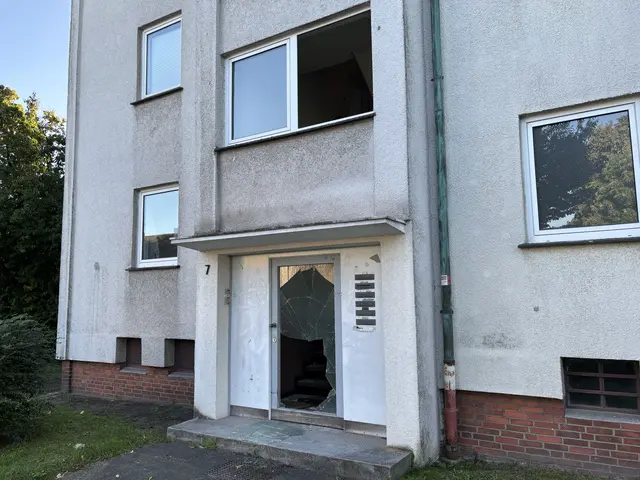 Verletzungsgefahr: Im leer stehenden Haus an der Vienkenstraße schlugen Unbekannte die Glastür ein. Auf der Stufe lagen spitze Glasscherben. | Foto: Norbert Jänecke