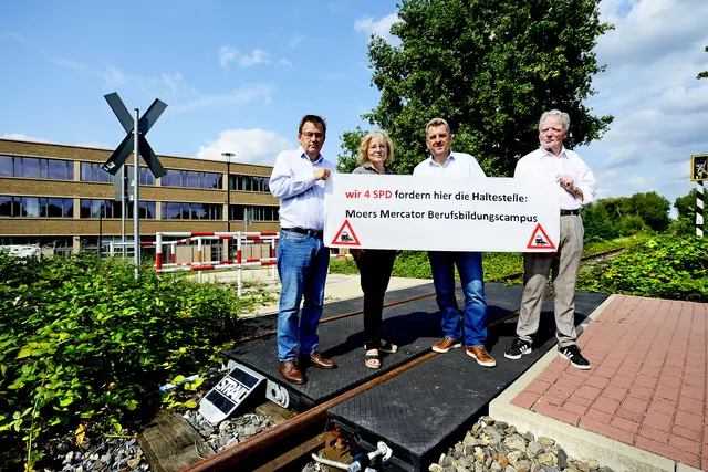 Bildunterzeile v.l.n.r.: SPD-Bürgermeisterkandidat für Neukirchen-Vluyn, Richard Stanczyk, Anja Reutlinger, Ratsfrau SPD-Fraktion Moers, Dr. Peter Paic, Landratskandidat der SPD, Konrad Göke, Ratsherr SPD-Fraktion Moers Foto: Klaus Dieker