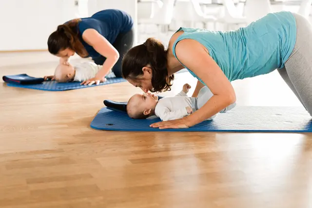 Das Baby ist im Fitnesskurs aktiv dabei.  | Foto: Fitdankbaby