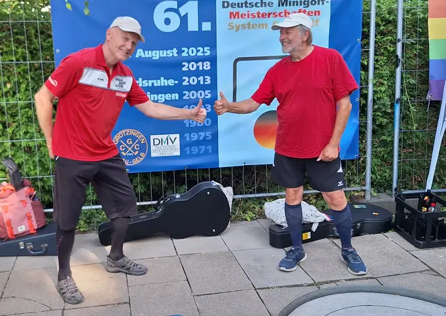 Michael Reitemeier (l) und Willi Hettrich vor dem Veranstaltungsplakat.
