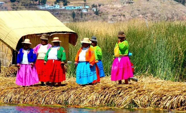 Die Uru (Singular) Frauen auf ihrer Schilfinsel