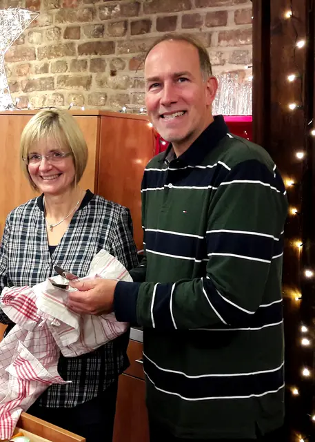 Das Foto zeigt Monika Philipp-Korn und ihren Mann, Pfarrer Stefan Korn bei einer Aktion der Gemeinde im "Café Notkirche". 
Foto: www.ekadu.de

