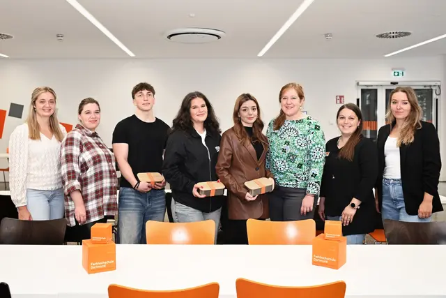 Die neuen Auszubildenden Lennart Krug (3.v.l.), Sofija Markovic (4.v.l.) und Saniye Yanik (4.v.r.) wurden begrüßt von Julia Huerkamp (v.l.), Laura Blonstein, Kanzlerin Svenja Stepper, Sandra Schmitt und Viviane Stangier.  | Foto: FH Dortmund / Tilman Abegg