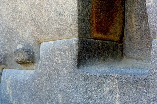 Manches Mauerwerk hat teilweise 8-12 Ecken