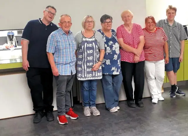 Ein reibungsloses Hand-in-Hand-Arbeiten und gepflegtes Miteinander-Füreinander legten (v.l.) das Neumühler Ferienkirchenteam um Christoph Schultz, Reiner Terhorst, Gisela Usche und Ursel Schulz mit der Katernberger Kirchmeisterin Klaudia Kaminski und Presbyterin Jennifer Kölber sowie deren Sohn Jason an den Tag.
Foto: Luise Wallenborn
