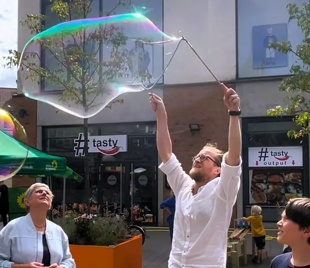 Große Seifenblasen | Foto: M. Paltian