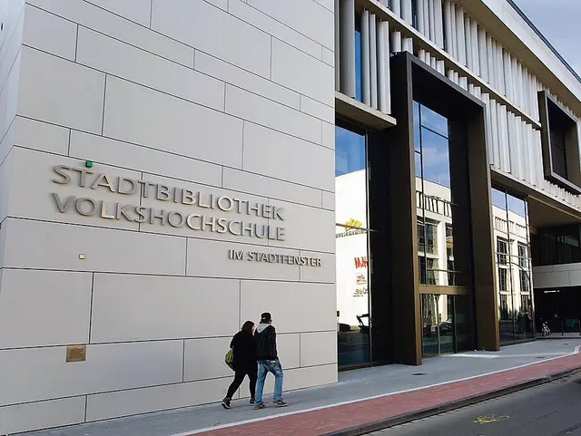 Die Zentralbibliothek im Duisburger Stadtfenster, Steinsche Gasse 26, lädt erneut zum Silent Book Club ein. 
Foto: Stadtbibliothek Duisburg