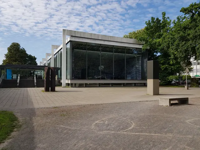 Das Wilhelm Lehmbruck Museum wurde 1964 in Duisburg eröffnet. Das von Manfred Lehmbruck entworfene Gebäude befindet sich im Kant Park. 