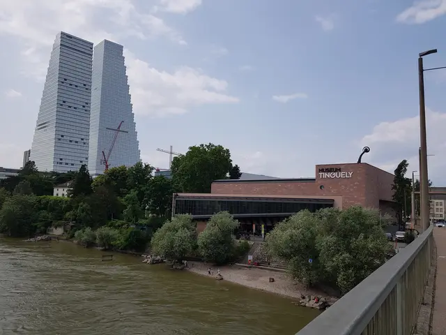 Das Museum Tinguely in Basel liegt am Rheinufer