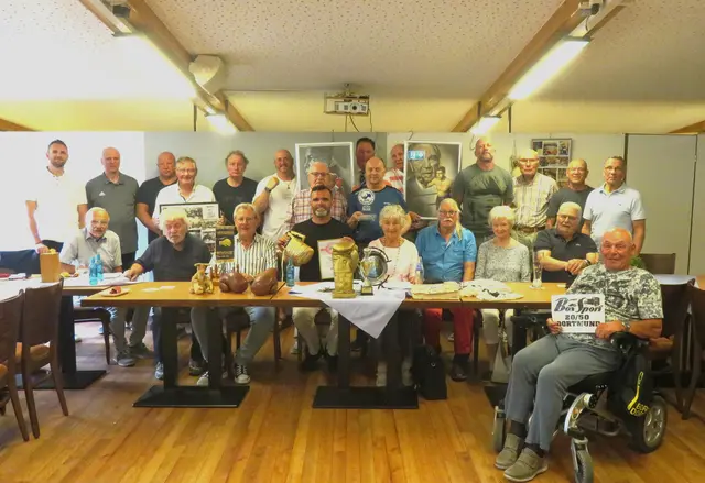 Die Stammtischgäste stellen sich zum Bild. In der Mitte
Schachbox-Weltmeister Refik Latifi (mit goldenen Boxhandschuhen).
