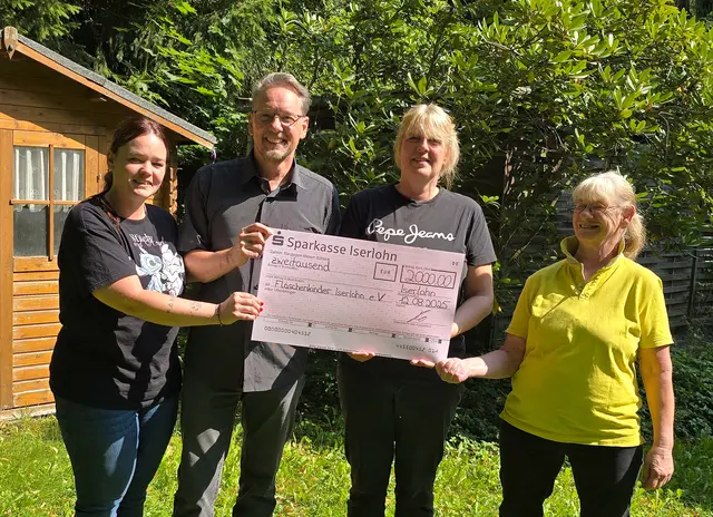 Übergabe des Spendenschecks an die Flaschenkinder Iserlohn: v.l. Ein Teammitglied Flaschenkinder, Ralf Stolte, Kathrin Thielmann-Lange und ein Teammitglied Flaschenkinder.
Foto: Köster Aluminium GmbH &amp; Co. KG