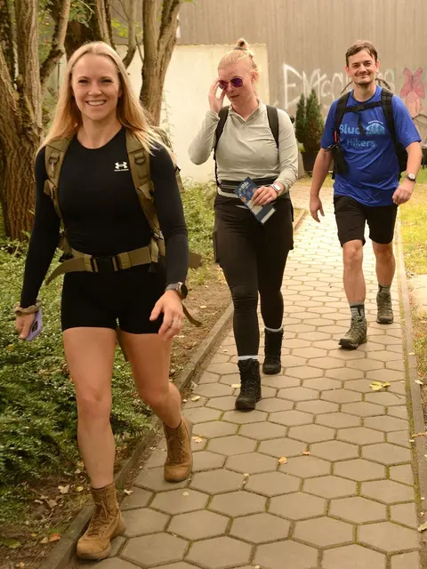 Zieleinlauf nach 40 Kilometer - Im Vordergrund Steffi vom Hauptzollamt - im Hintergrund Lars von der Bundespolizei St. Augustin | Foto: Uwe Klein
