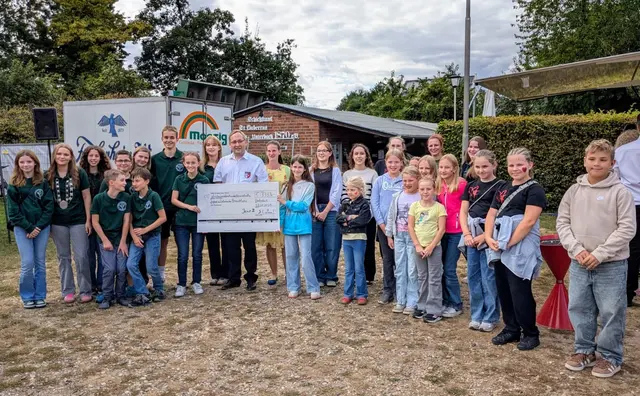 Prinzenpaar Jens II. und Corinna I. (Barkemeyer) übergeben 3333,- an die Jugend. | Foto: Gabi Gründker
