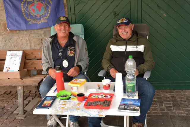 Am ersten Kontrollpunkt "Maggi-Höhe" warten Rudi Buers und Werner Schröder auf die Marschierer. | Foto: Uwe Klein