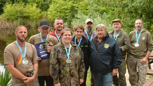 Die Reservistenkameradschaft Duisburg - mit der blauen Jacke der Leiter der IPA Essen | Foto: Uwe Klein