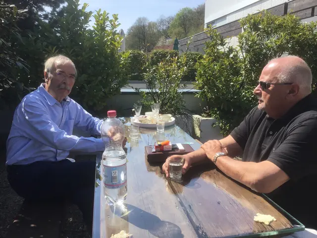 Zwei engagierte Künstler v.l. Dr. Reinhard Fingerhut und Manfred Dahmen gestalten die Ausstellungsreihe "EUROPA" aktuell mit der Schau "Wir können uns auf nichts berufen" | Foto: Mülheimer Kunstverein KKRR