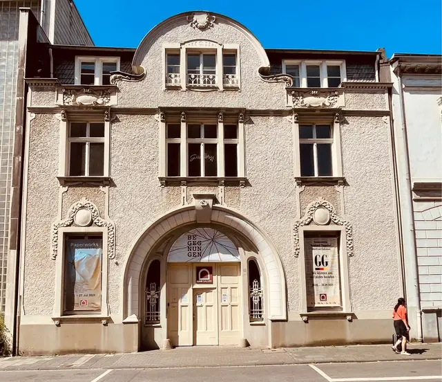 Schauplatz der Ausstellung von Reinhard Fingerhut und Manfred Dahmen zum Thema Grundgesetz (GG) "Wir können uns auf nichts berufen" - die Villa Artis in Mülheim an der Ruhrstraße 3
ÖPNV: "MH-Stadtmitte" /  NAVI: "Delle 54" | Foto: Mülheimer Kunstverein KKRR