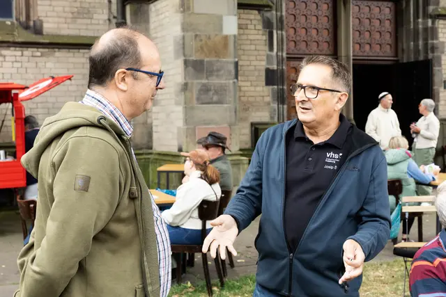 Anregende Gespräche: Das Foto zeigt Pfarrer Martin Winterberg (l.)  im Gespräch mit Josip Sosic von der Volkshochschule Duisburg, die den Aktionstag in Duisburg mit unterstützt hat.
Foto: Bartosz Galus