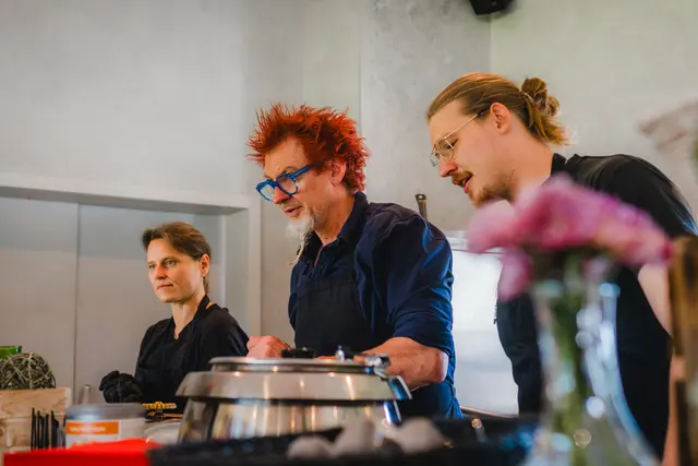 Sebastian Vogt, Stefan Ockenheim und ihr Team verwöhnen die Besucher des Casinos mit Live-Cooking. Foto: RWO/Fynn Graebe