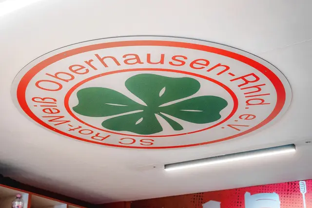 Auch in der Kabine ist das Wappen von Rot-Weiß Oberhausen allgegenwärtig. Foto: RWO