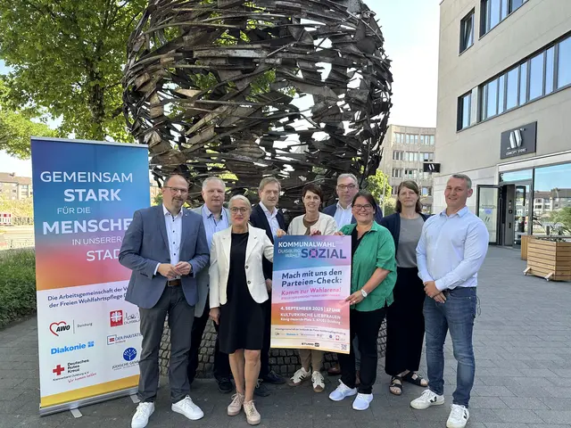 Auf dem Foto (v.l.n.r.): Andreas Keienburg (Kreisgeschäftsführer DRK), Dirk Franke (Geschäftsführer AWO-Integration), Pfarrerin Barbara Montag (Geschäftsführerin Diakoniewerk), Manfred Berns (Vorstand Der Paritätische), Petra Keysers (Vorständin Caritasverband), Dirk Tänzler (Geschäftsführer Der Paritätische), Julia Schröder (Vorständin Caritasverband), Anna Žalac (Leiterin der DRK-Bildungswerke), Dr. Oliver Hautz (Geschäftsführer Grafschafter Diakonie)
Foto: AGV 

