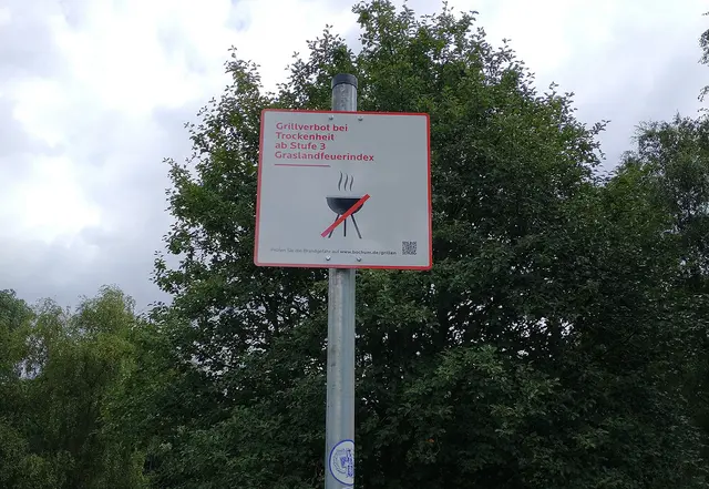 Der Graslandfeuerindex schreibt vor, dass Grillen nur unter Stufe 3 (rot) erlaubt ist und bei höherer Gefahr in allen Grünanlagen, auch am Ümminger See in Langendreer, verboten wird. Die Praxis zeigt: Viele Grillwilligen informieren sich nicht, handeln nicht vorsorglich und riskieren etwaige Brände sowie Schäden. Foto: UWG: Freie Bürger