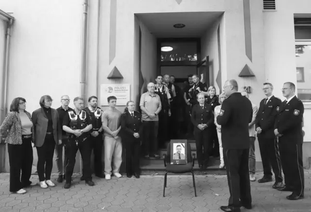 Die Polizeibediensteten versammelten sich u.a. vor der Wache in Menden, um des getöteten Kollegen im Saarland zu gedenken. | Foto: Polizei MK