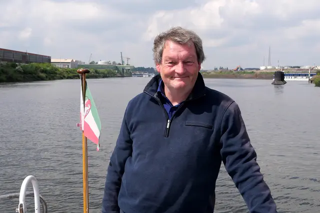Das Foto wurde im Mai 2021 gemacht und zeigt Pfarrer Jürgen Muthmann auf dem evangelischen Kirchenschiff "Johann Hinrich Wichern" im Ruhrorter Hafen bei der Aufnahme eines Videos.
Foto: Daniel Drückes