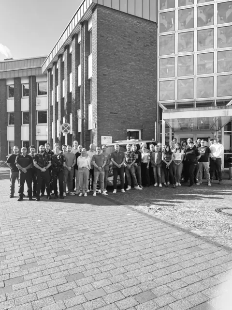 Die Polizeibediensteten versammelten sich u.a. vor der Wache in Lüdenscheid, um des getöteten Kollegen im Saarland zu gedenken. | Foto: Polizei MK