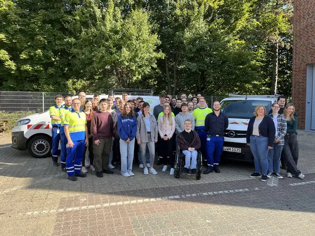 An ihrem ersten Tag hießen die Ausbilder und die Leiterin des Regionalzentrum Ruhr die Berufseinsteiger willkommen. „Auf diese jungen und motivierten Menschen wartet eine spannende Zeit, denn sie werden zukünftig dazu beitragen, dass unsere Energieversorgung weiterhin zuverlässig und leistungsfähig ist“, sagte Sven Jeromin, Ausbildungsleiter  | Foto: Westnetz GmbH