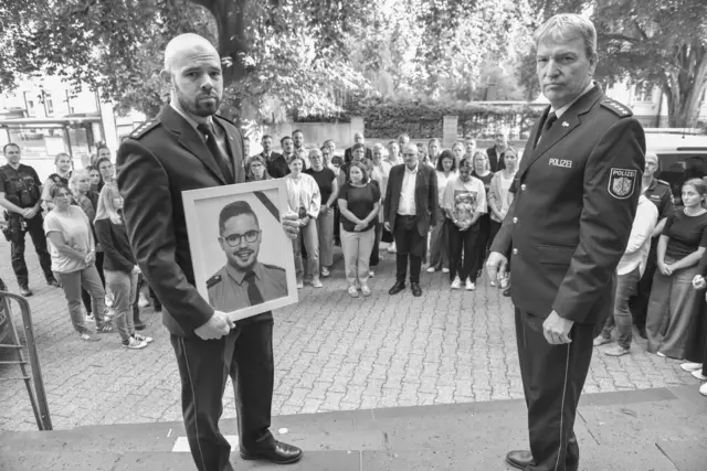 Die Polizeibediensteten versammelten sich u.a. vor der Wache in Iserlohn, um des getöteten Kollegen im Saarland zu gedenken. | Foto: Polizei MK